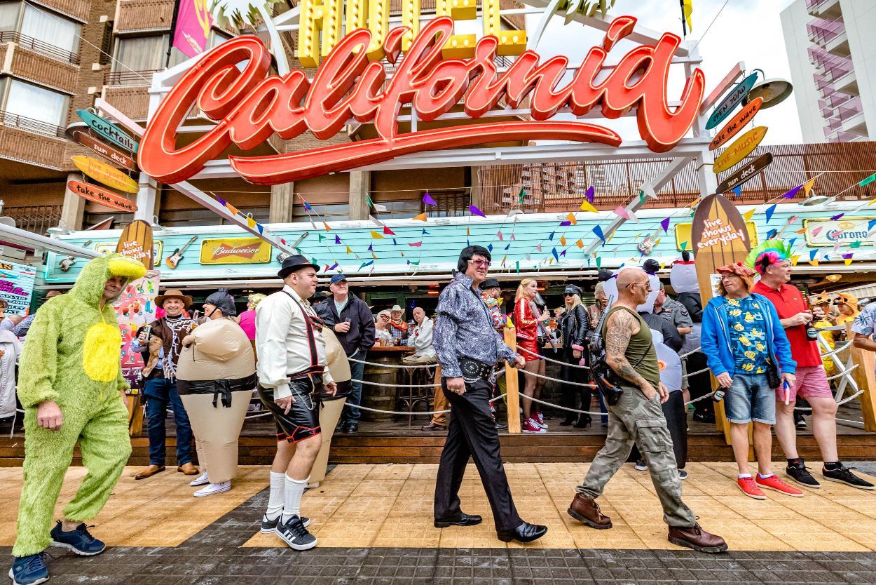 Los británicos desafían a la lluvia y celebran su "Fancy Dress Party" en Benidorm