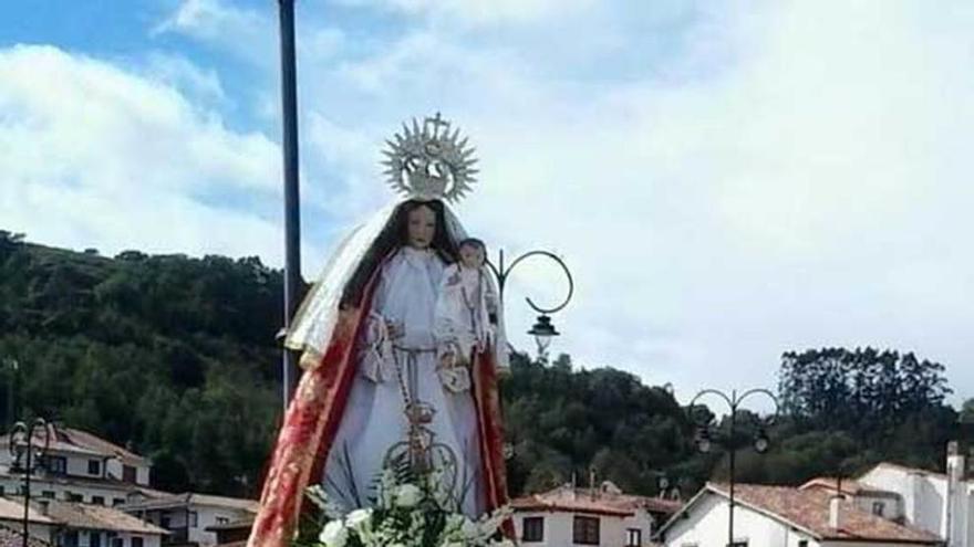 Procesión en Tazones.