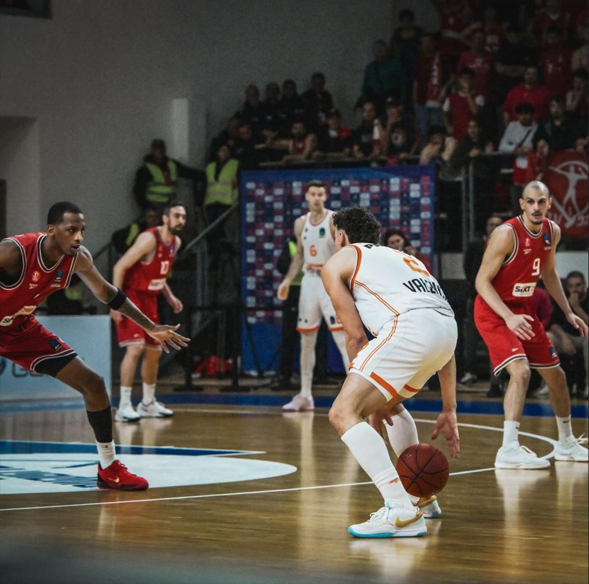 Josep Puerto, en una acción de ataque ante el Hapoel Tel Aviv