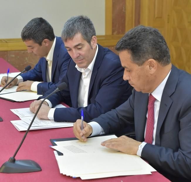 Firma de un acuerdo entre Fernando Clavijo y el ...