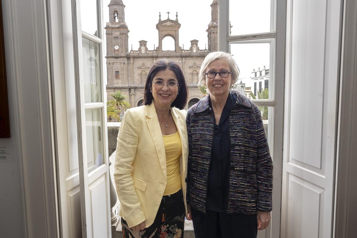 La alcaldesa de Las Palmas de Gran Canaria, Carolina Darias, y  Flora Pescador, posan juntas durante la presentación de este viernes.