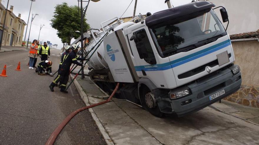 Un camión de saneamiento, atrapado en un socavón en la calle Fermoselle