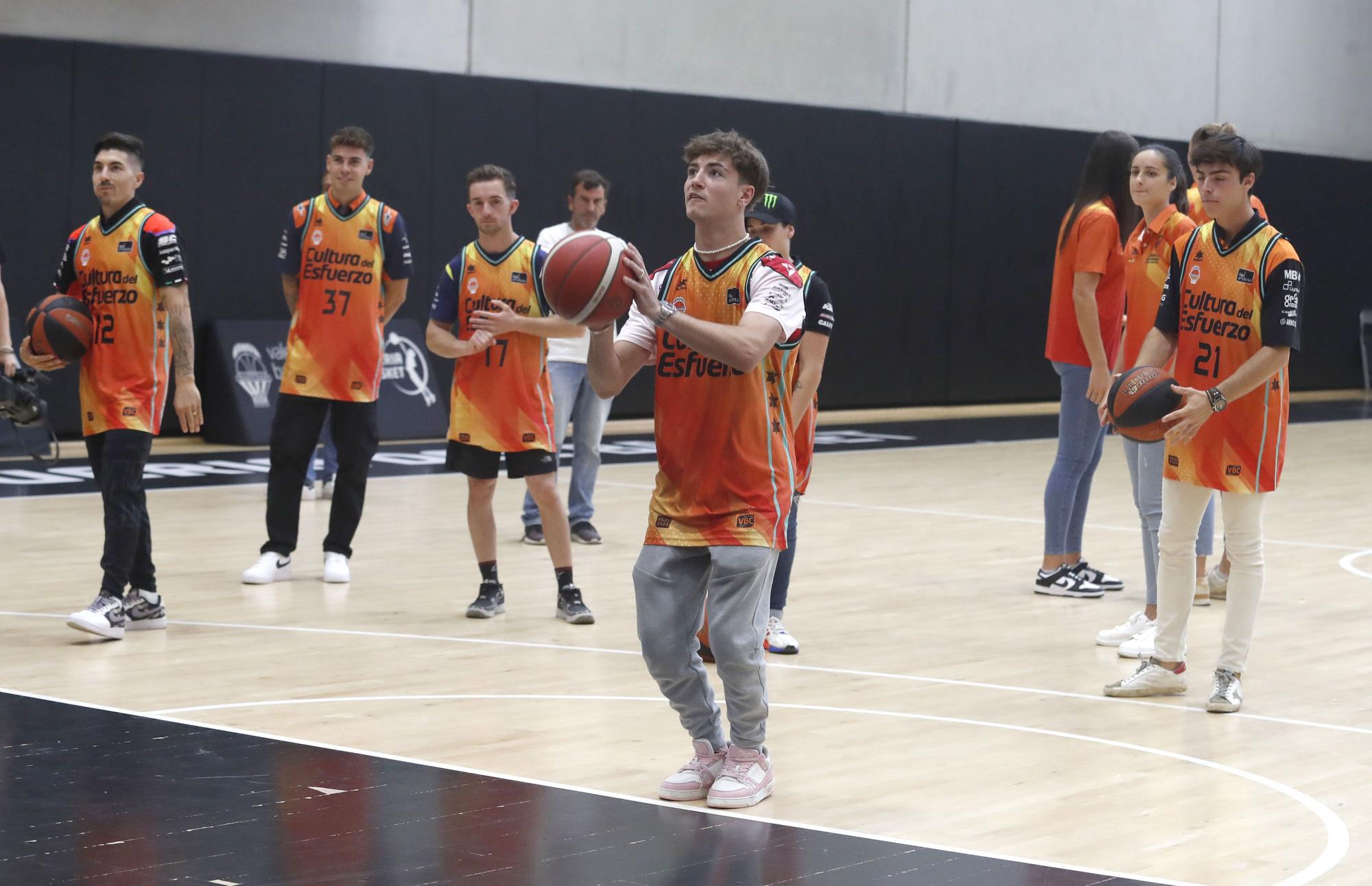 Los pilotos del Mundial de Motociclismo juegan a baloncesto en L´Alqueria del Basket