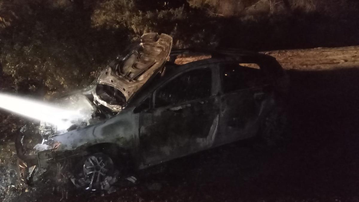 El coche calcinado en Ibiza