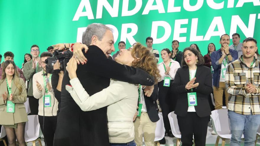Zapatero y Montero se abranzan efusivamente en el congreso socialista andaluz.