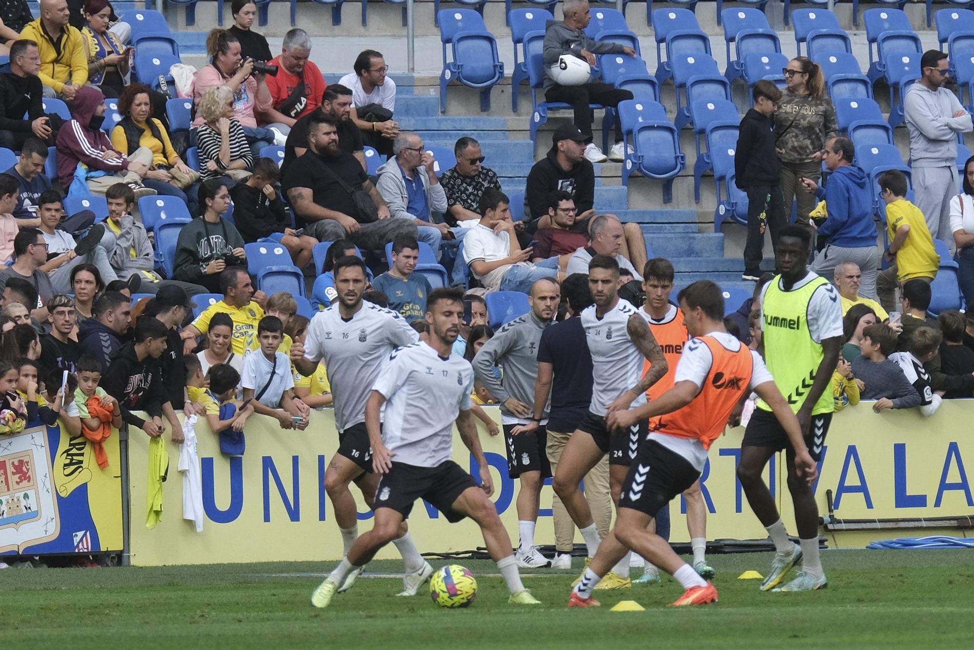 La UD Las Palmas entrena a puerta abierta