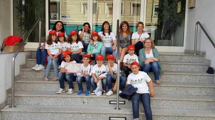 Foto de familia de alumnos y profesoras del colegio San Félix premiados en el concurso promovido por la Sociedad Española de Cardiología.