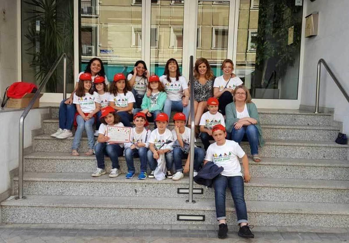 Foto de familia de alumnos y profesoras del colegio San Félix premiados en el concurso promovido por la Sociedad Española de Cardiología.