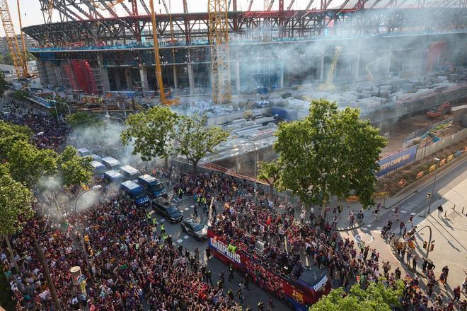 ¡De locos! Las mejores imágenes de una ciudad entregada al Barça