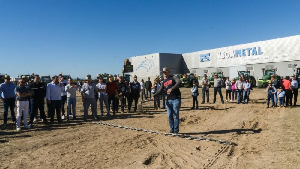 Concurso de lanzamiento de azada y tractores en la