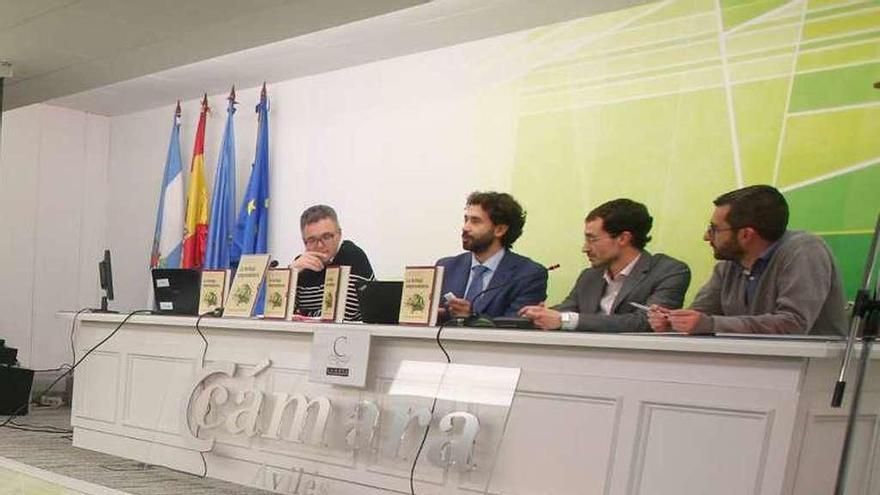 Por la izquierda, Javier García, Miguel Ángel Lubián, Enrique González y el edil Manuel Campa, ayer, en la presentación del libro en la Cámara.