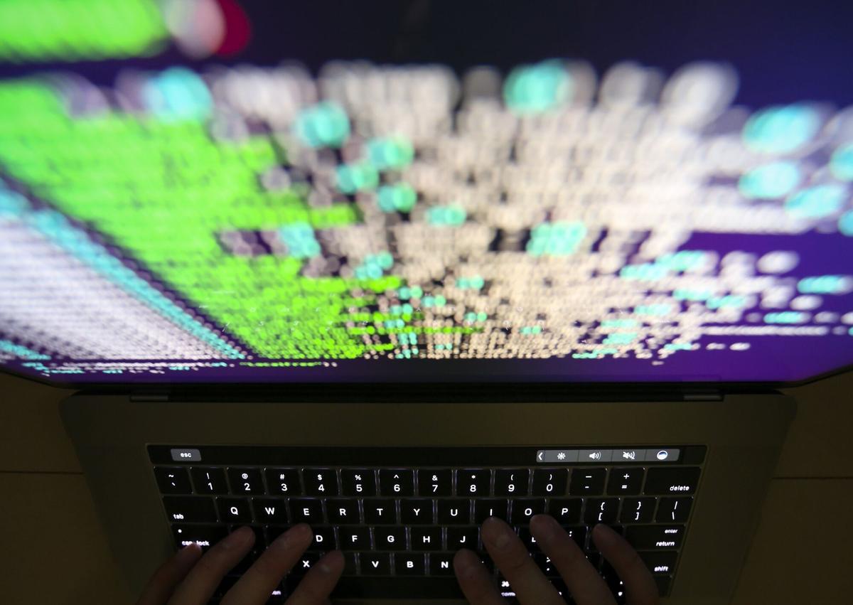 Bilgisayarla çalışan bir programcı.