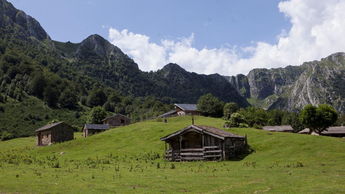 La vega de Brañagallones, con el refugio al fondo.