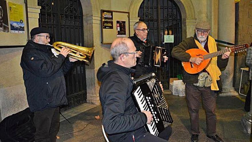 Pep Vancell, al centre amb l&#039;acordió, amb tres músics més el dia del primer aniversari de la iniciativa