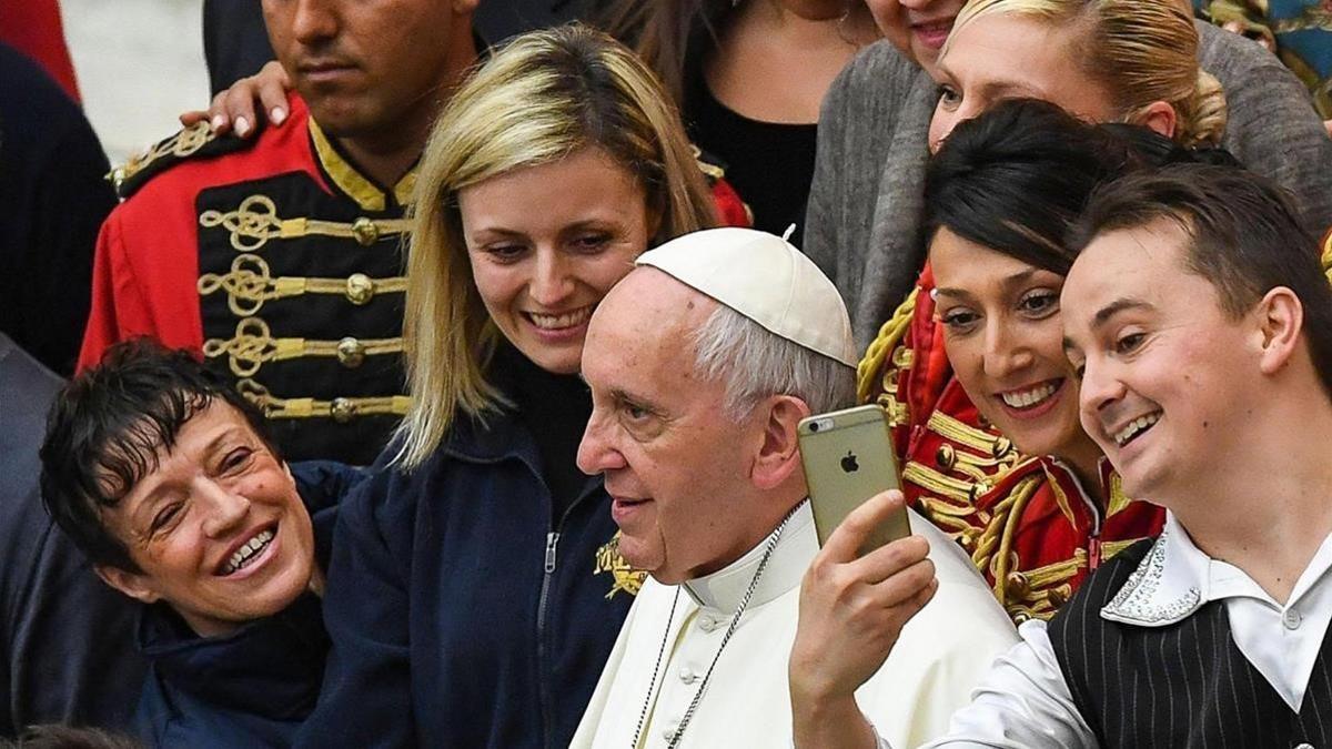 El Papa Francisco se presta a un selfi tras la audiencia general de los miércoles en el Vaticano.