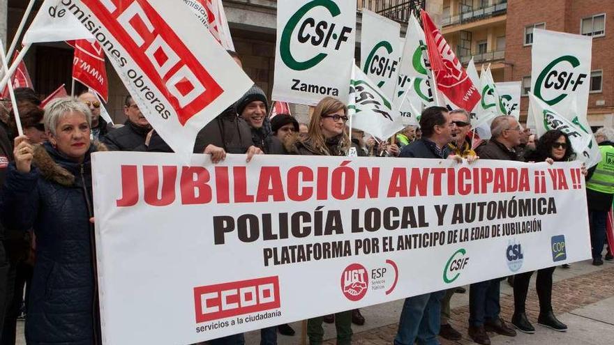 Movilización de sindicalistas y policías municipales, ayer frente a la Subdelegación del Gobierno.