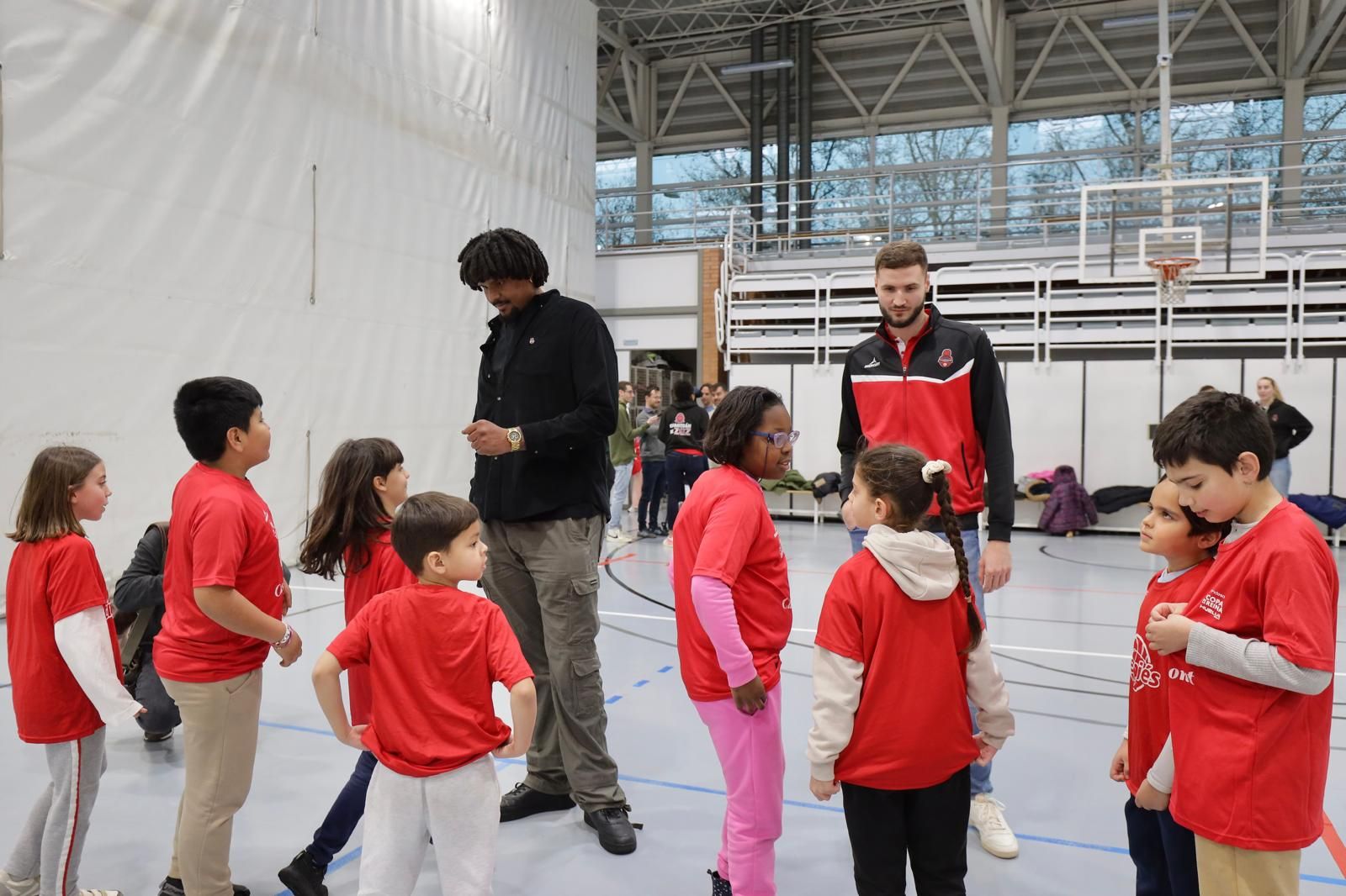 En imágenes | Visita del Casademont Zaragoza al Colegio Tenerías