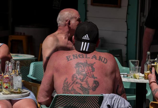 Los turistas toman el sol en las terrazas de Benidorm hasta quemarse la piel