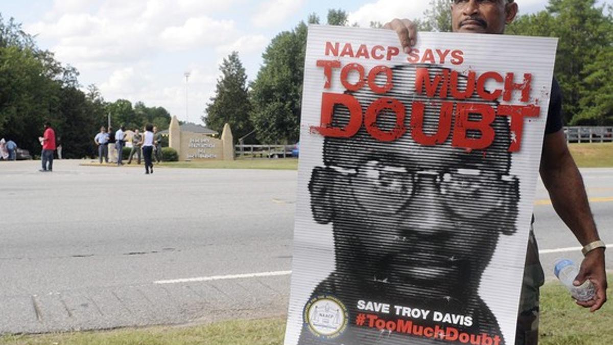 Un manifestante sostiene una pancarta de apoyo a Troy Davis frente al tribunal de apelaciones.