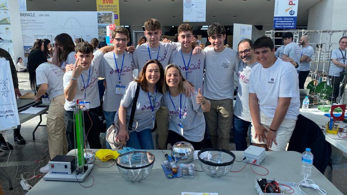 Grupo de estudiantes con las tutoras del proyecto.