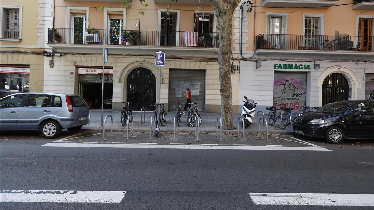 Nuevo estacionamiento de bicicletas instalado sobre la calzada en la calle de Espronceda, en el Poblenou 