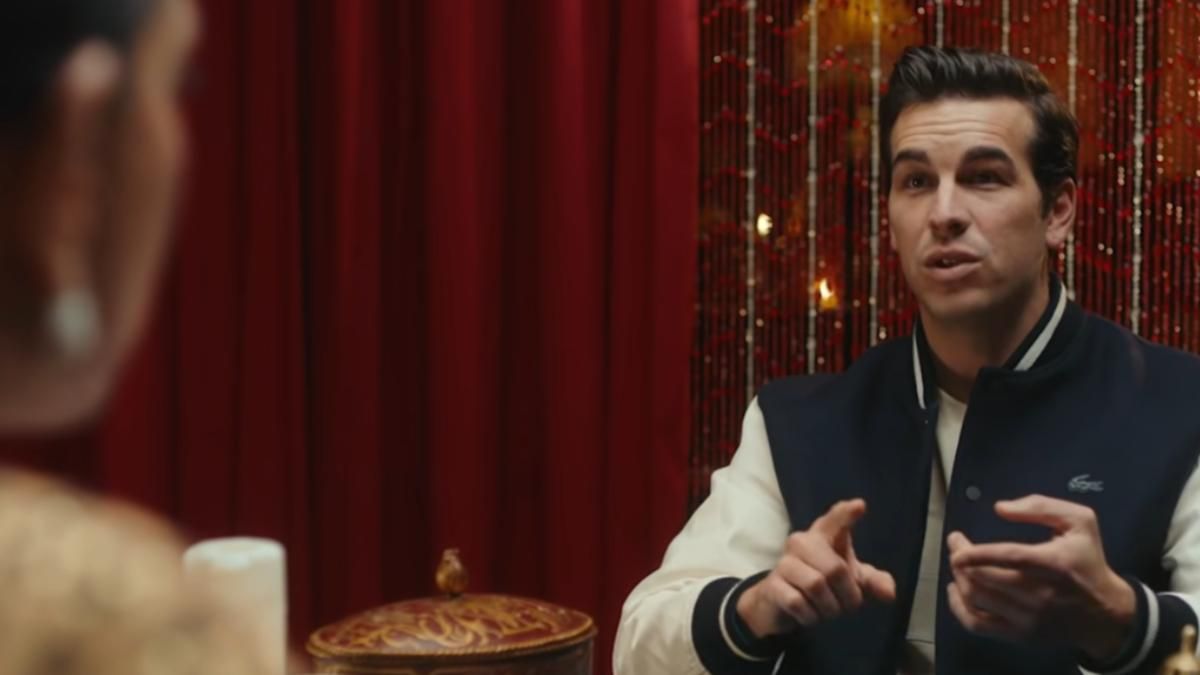 Fotograma de Yolanda Ramos como tarotista, aparece Mario casas