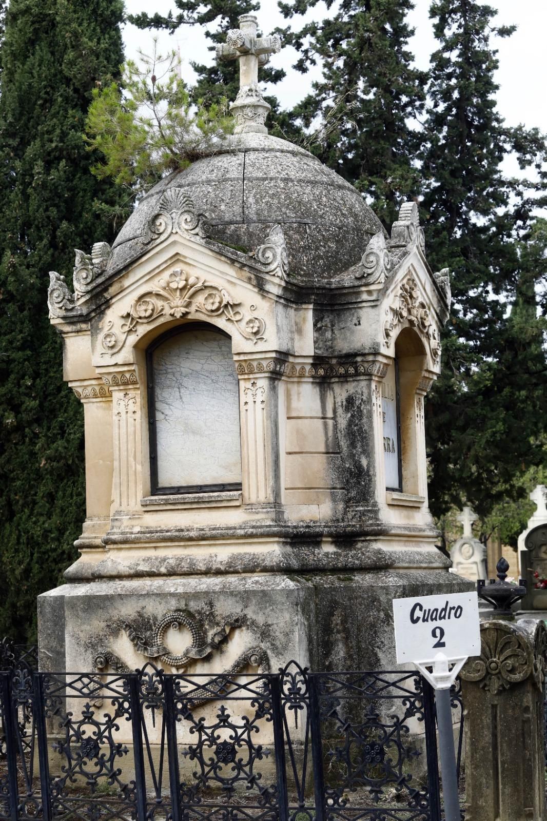 En imágenes | El cementerio de Zaragoza, un museo al aire libre que se engalana para el Día de Todos los Santos