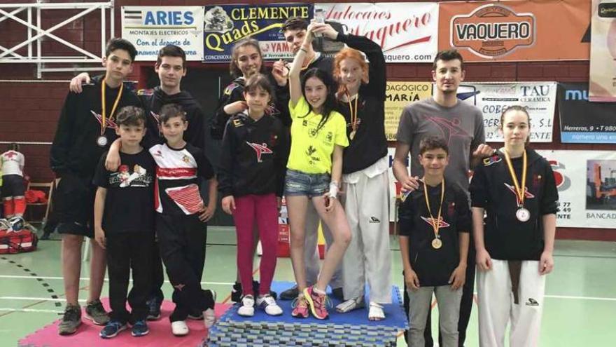 Arriba, dos combates de deportistas del Club Benavente de Taewondo Quesos El Pastor; abajo, representantes del Club Zamorano de Taekwondo Ternera de Aliste.