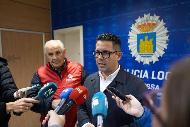 Galería: el Ayuntamiento de Ibiza y la Policía Local donan objetos perdidos a Cáritas