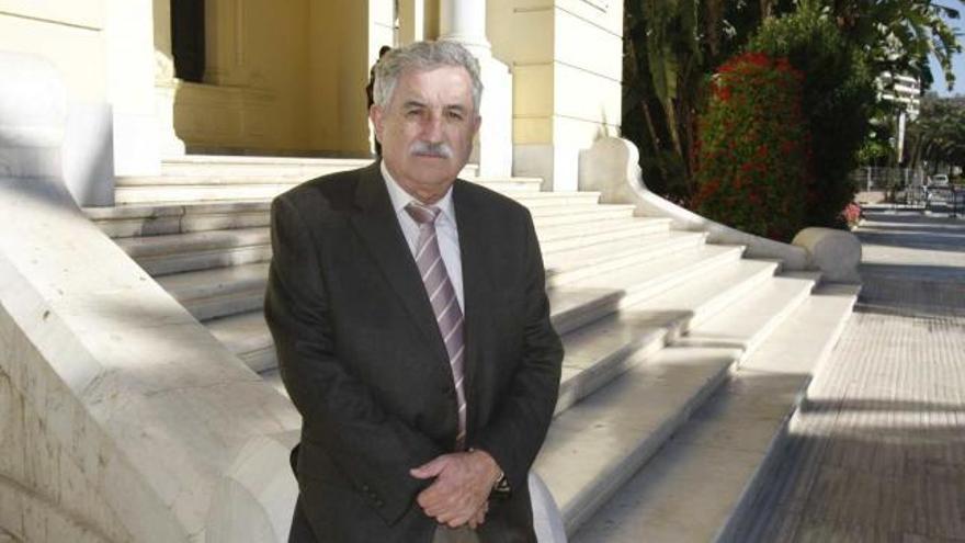 Ex alcalde. Pepe Sánchez Córdoba, el pasado miércoles, delante de la entrada del Ayuntamiento de Málaga.