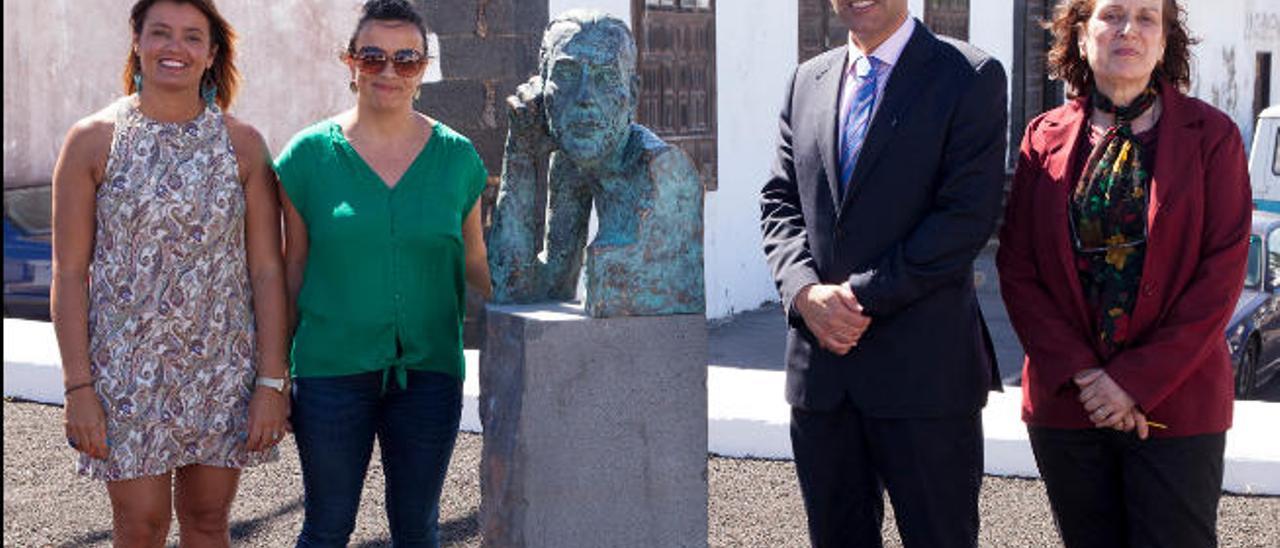 Olivia Duque (i), Mariola Acosta, Oswaldo Betancort y Alejandra Perdomo, ayer, junto al busto de Leandro Perdomo en la Plaza Camilo José Cela.