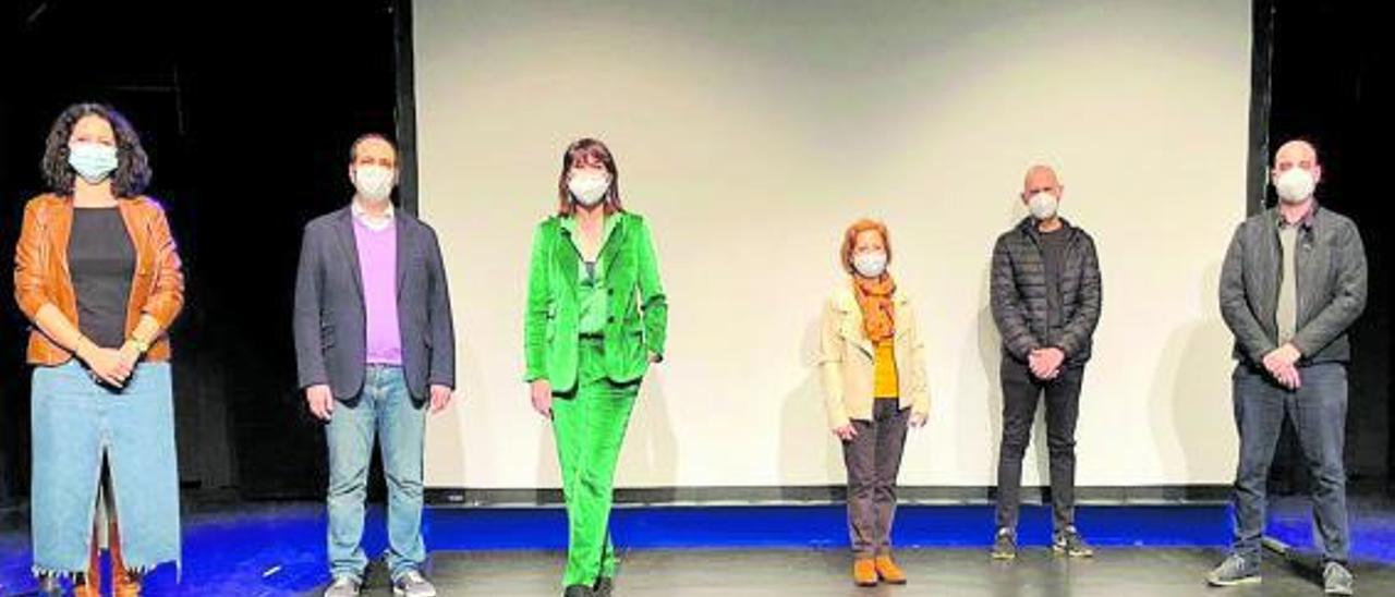 Mabel Lozano, junto al alcalde y la edila de Igualdad, entre otros, en el Teatro de Aldaia. | A. A.