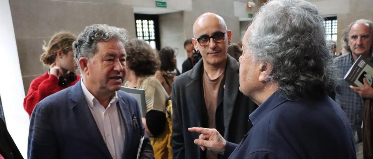 El filósofo Francisco Jarauta conversa con el alcalde, Miguel Fernández Lores, y el presidente del Aula Castelao, Alexandre Cendón.