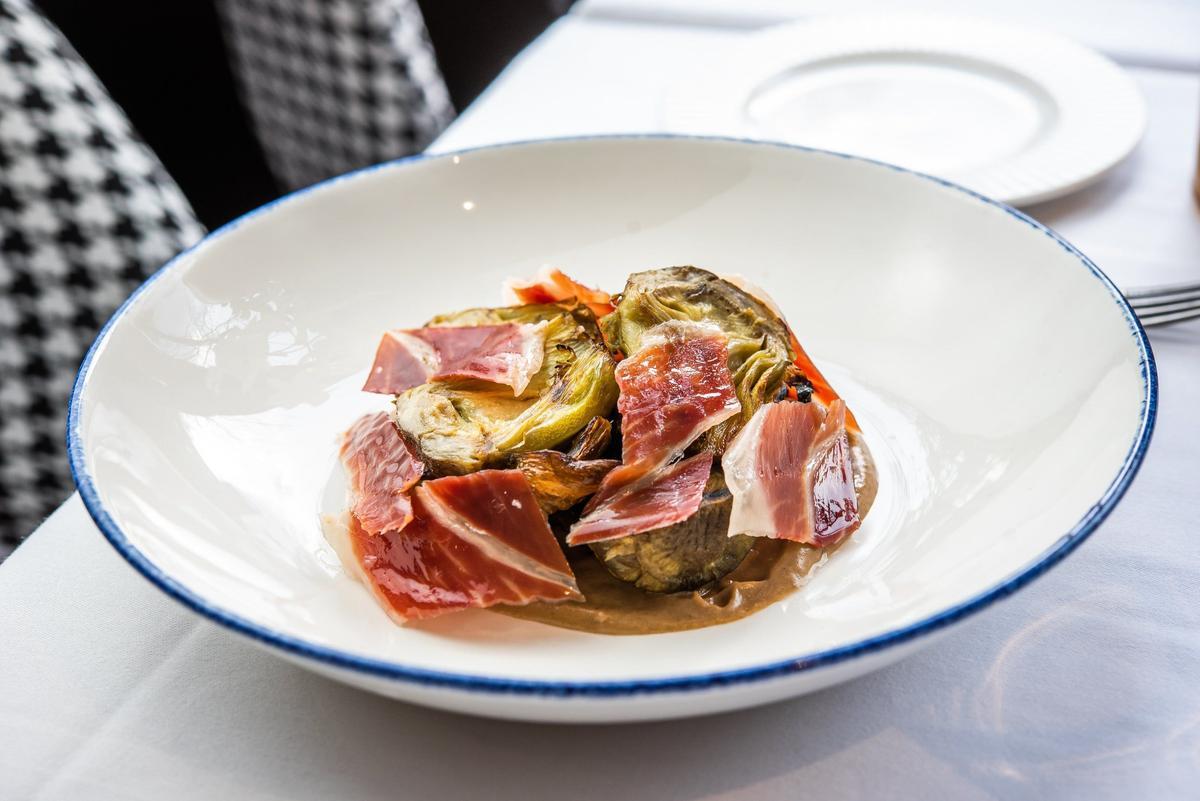 Alcachofas con crema de setas shiitake y jamón ibérico, de El jardín de Alma