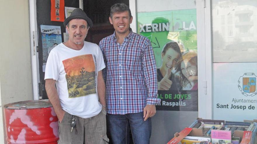 El técnico de Cultura ´Guisante´, junto al concejal Víctor Lozano, ayer en el Casal Xerinola, y una selección de los libros.