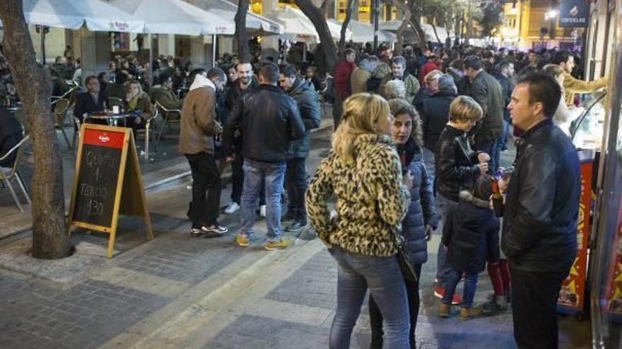 Terrazas en el entorno de la plaza Santa Clara y las tascas de Castelló.