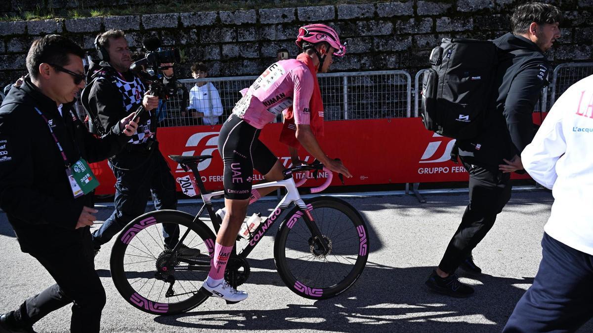 Isaac del Toro se impone en Bormio y refuerza la maglia rosa.