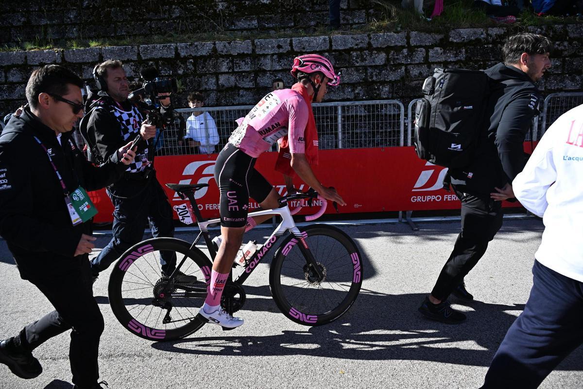 Isaac del Toro se impone en Bormio y refuerza la maglia rosa.