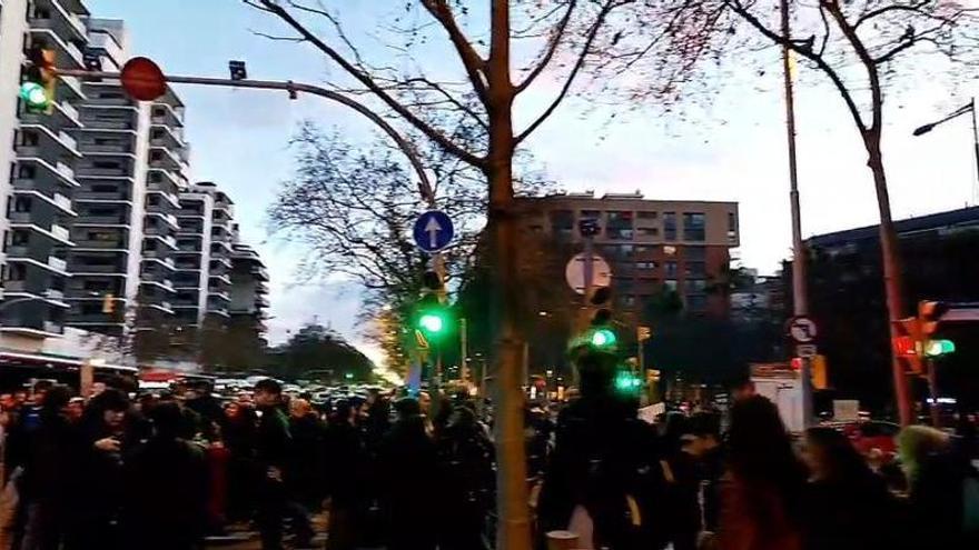 Profesores cortan la Gran via de Barcelona por la huelga del sector