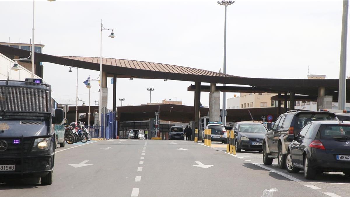 Paso fronterizo entre España y Marruecos en Melilla, antes de que se cerraran, este jueves.