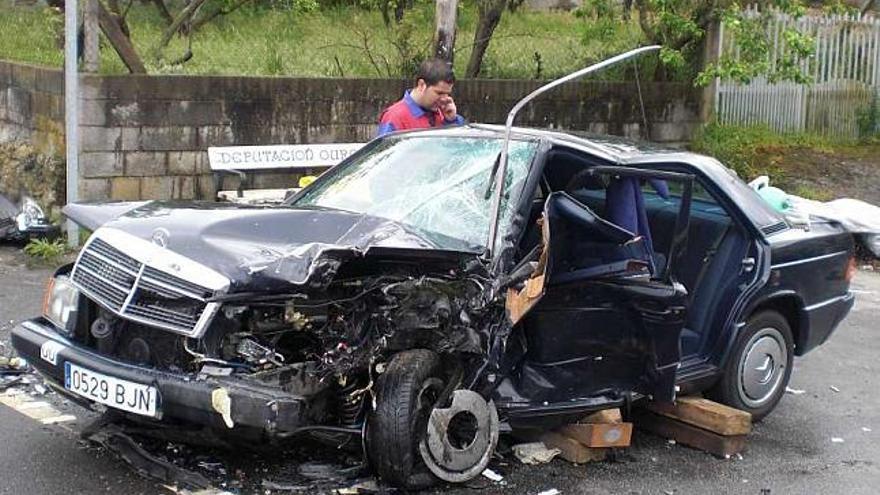 El coche del matrimonio ourensano tras el accidente que sufrió en Verea. / iñaki osorio