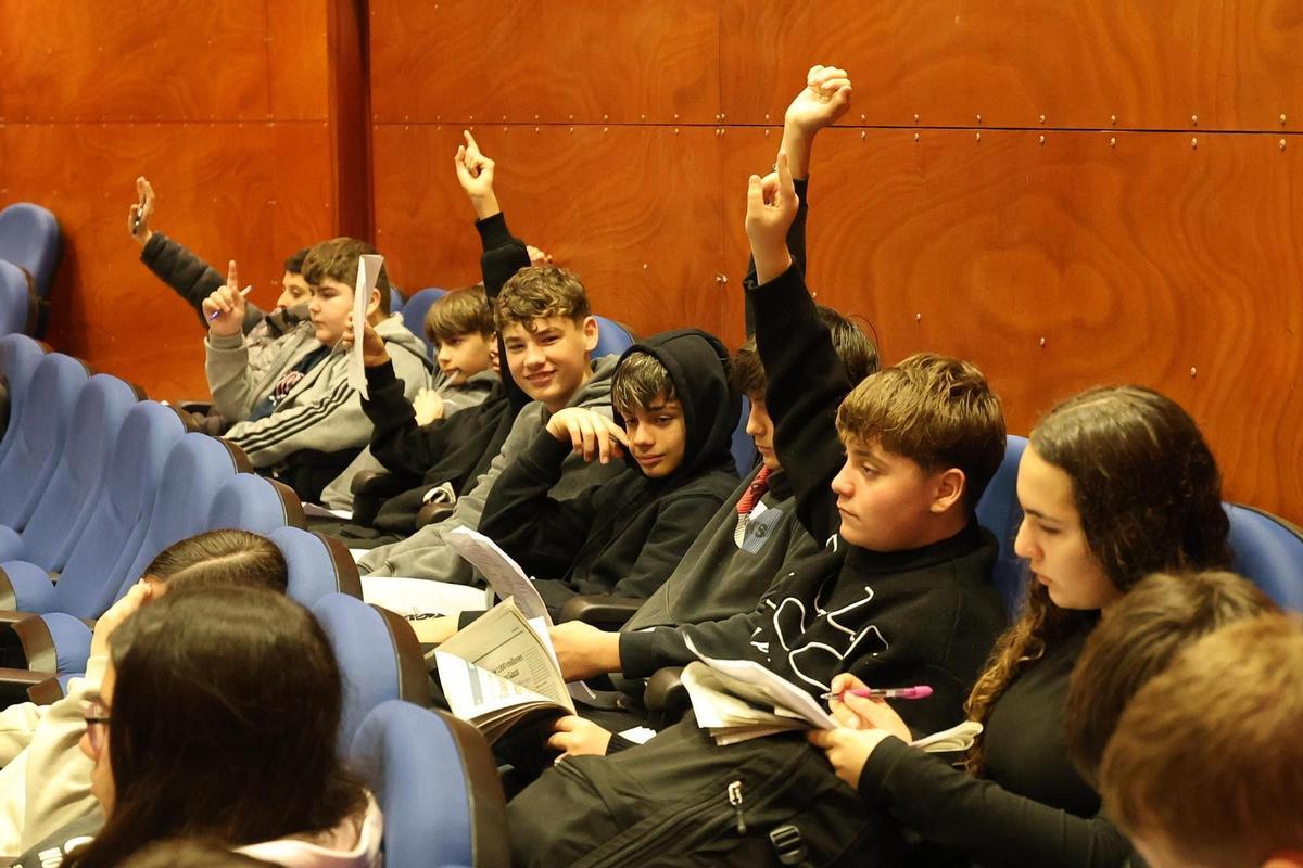 Els adolescents preguntant.