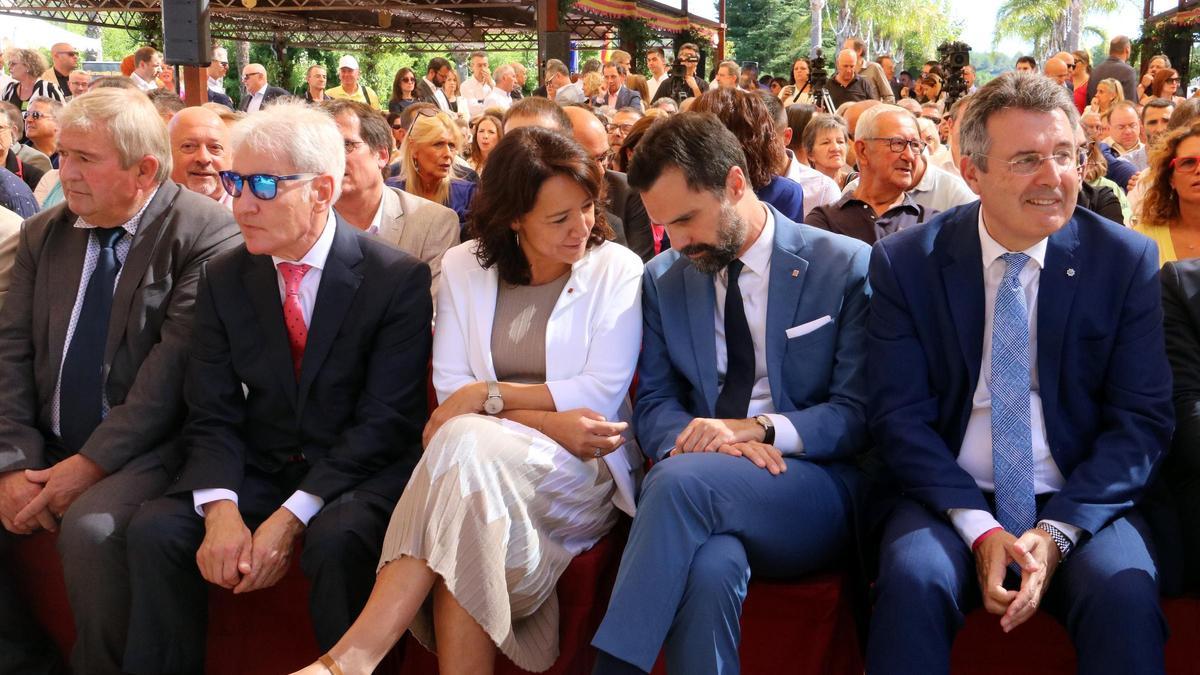 La presidenta del Parlament, Anna Erra, i el conseller Roger Torrent, fent-se confidències ahir, entre Antoni Escudero (amb ulleres fosques) i el president de la Diputació, Miquel Noguer