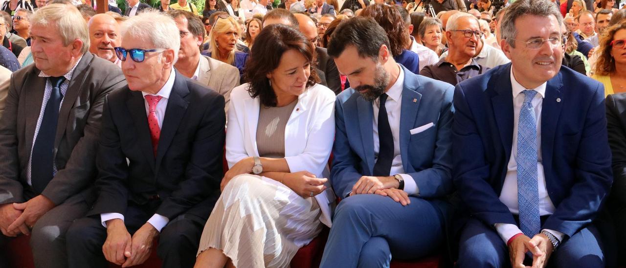 La presidenta del Parlament, Anna Erra, i el conseller Roger Torrent, fent-se confidències ahir, entre Antoni Escudero (amb ulleres fosques) i el president de la Diputació, Miquel Noguer