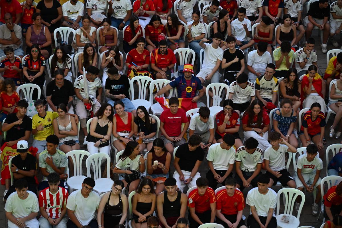 Centenares de aficionados se reúnen en la Plaça Major.
