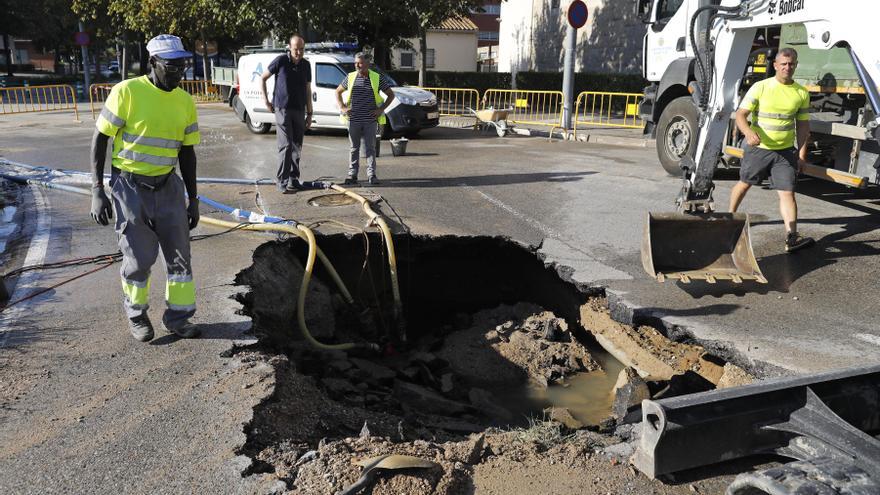 Una avaria enfonsa part de l’asfalt de la rotonda dels Països Catalans de Girona