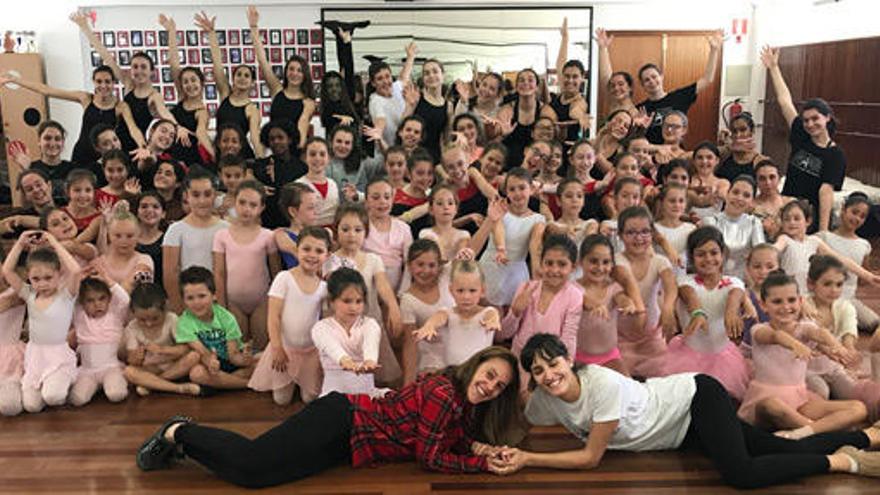 Alumnos de la escuela de baile Sadanza, con su directora Clara Losada al frente a la derecha.