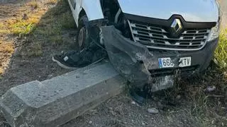 Una furgoneta destroza un hito de hormigón tras salirse de la vía en Xàtiva