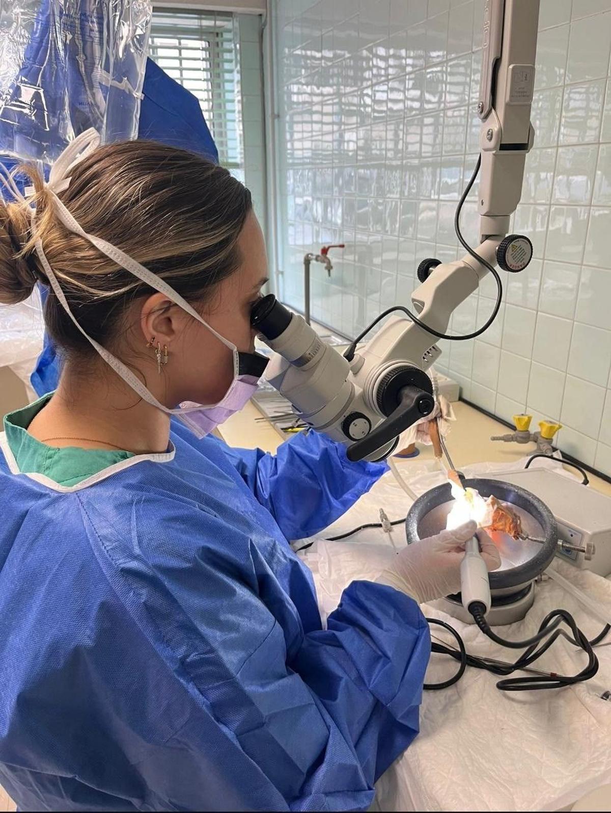 El HUC realiza tres implantes osteointegrados transcutáneos para algunos tipos de pérdidas auditivas