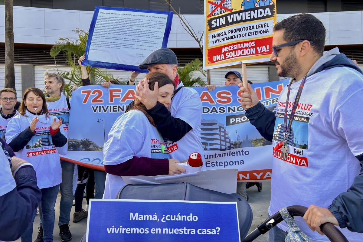Un centenar de vecinos de un residencial de Estepona que está terminado desde hace meses pero no tiene licencia de ocupación al no tener electricidad, se han manifestado este viernes para pedir una solución al problema al que se enfrentan, ya que no pueden entrar a vivir a sus pisos.